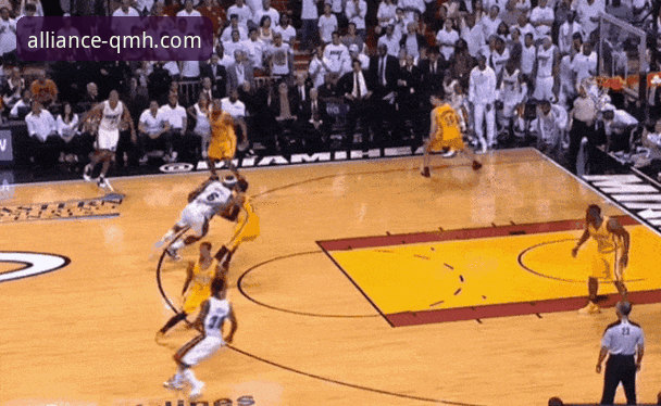 掌握球星动态与赛事直播的实用指南：以湖人险胜步行者为例